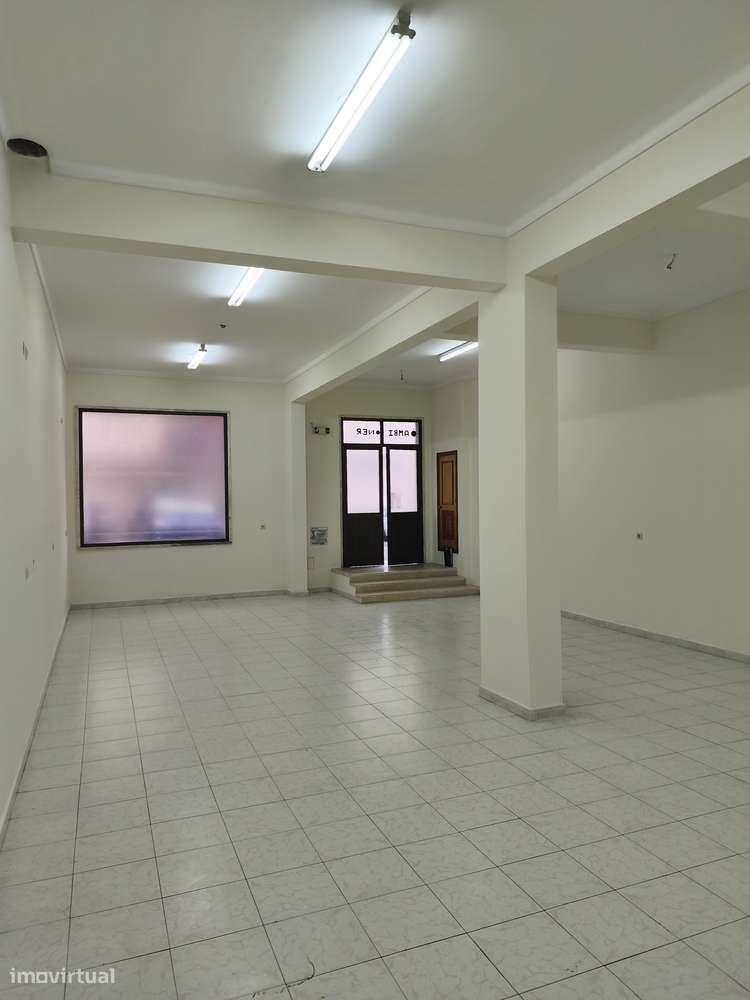 Loja no Casal do Cotão, Bem Conservada, Saída de fumos, 2 WCs, Montra.-9