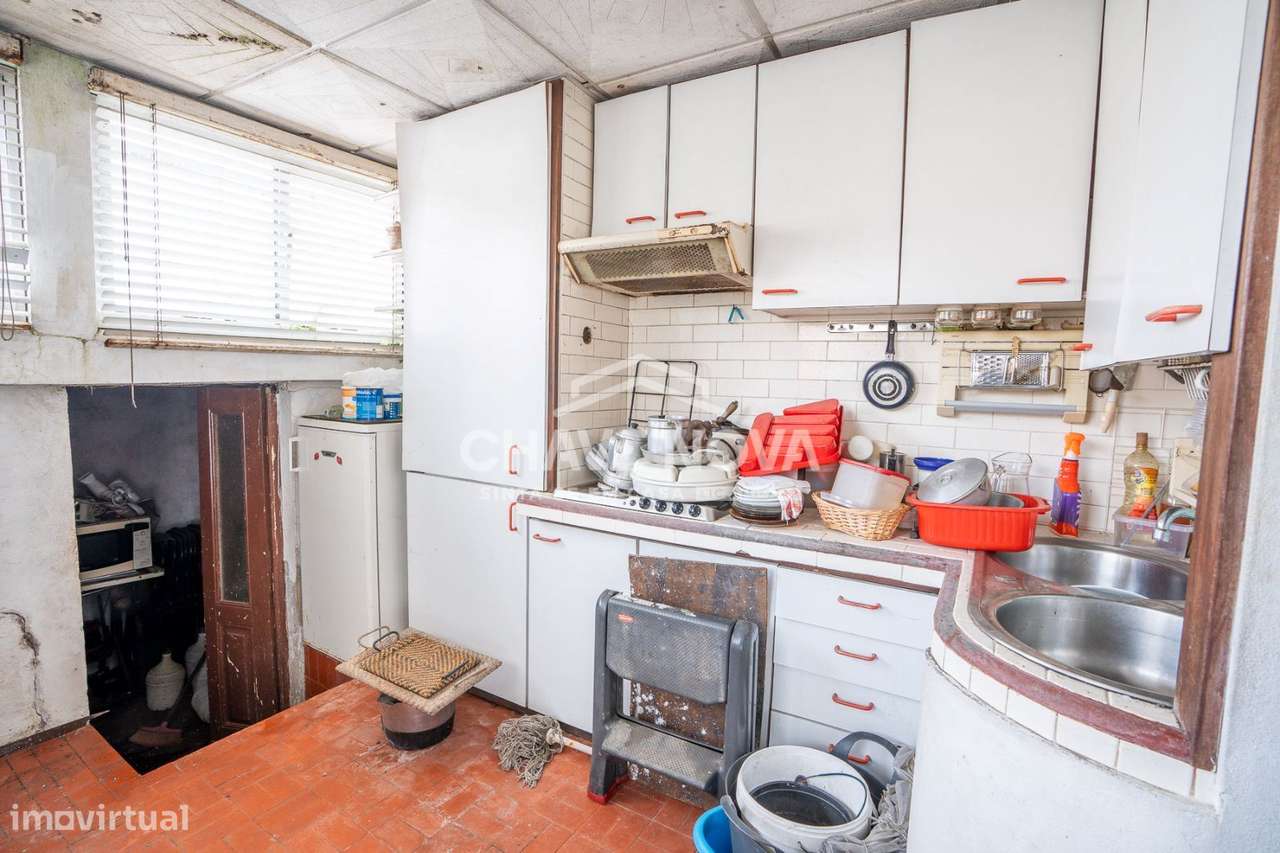 Moradia T1 com garagem box e logradouro e quintal no centro de Gaia-9