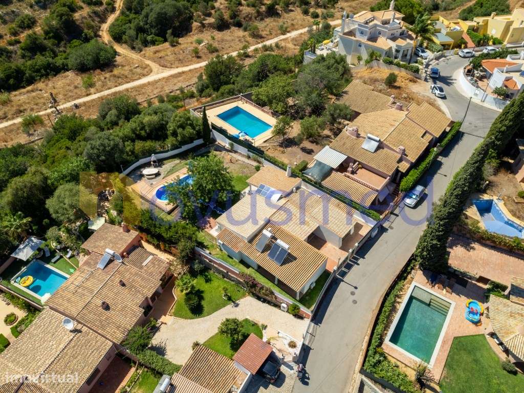 Moradia isolada com piscina no centro da cidade de Albufeira - Grande imagem: 4/43
