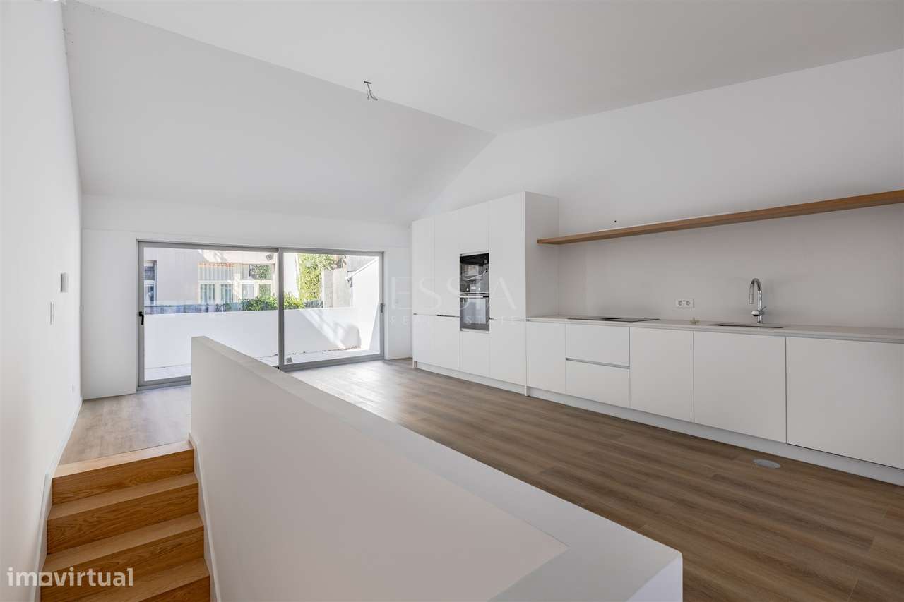 Marquês | Moradia Triplex T3+1 com 2 Garagens e Varandas-7