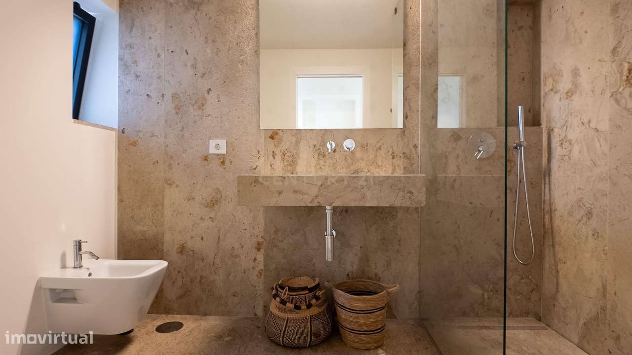 Moradia de Luxo | Construída em 2023 | Design Contemporâneo com Piscin-6