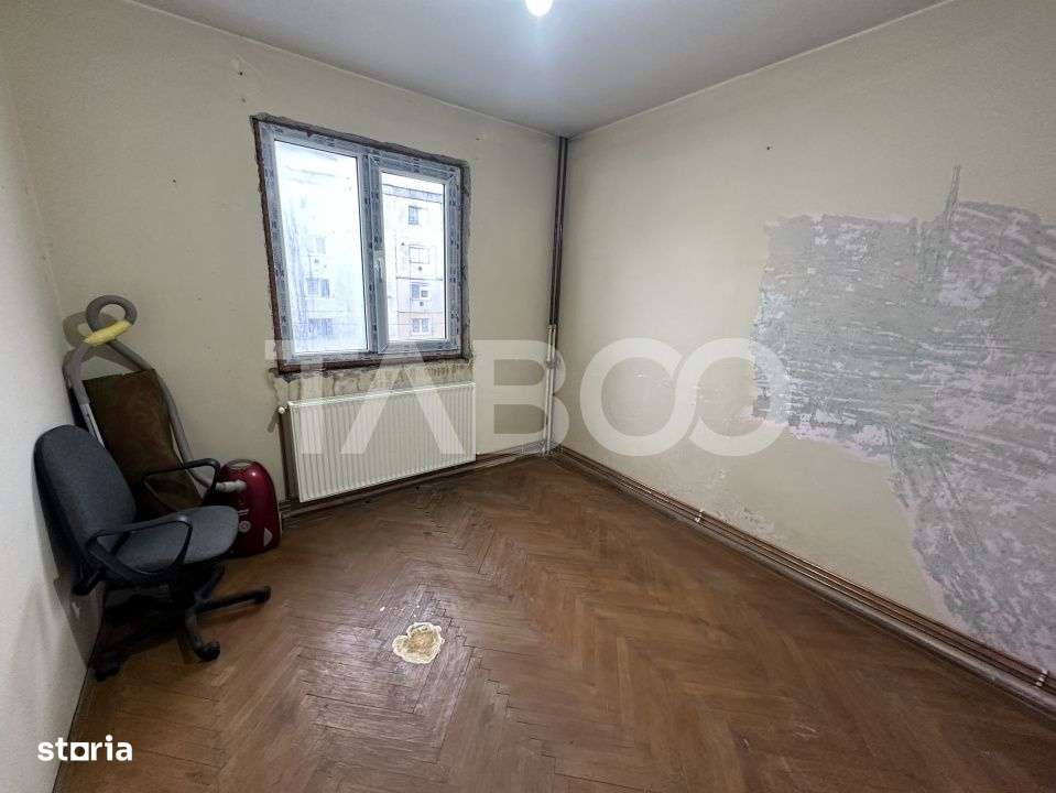 Apartament semidecomandat 2 camere balcon etaj 2 zona Negoiului - Imagine principală: 3/7