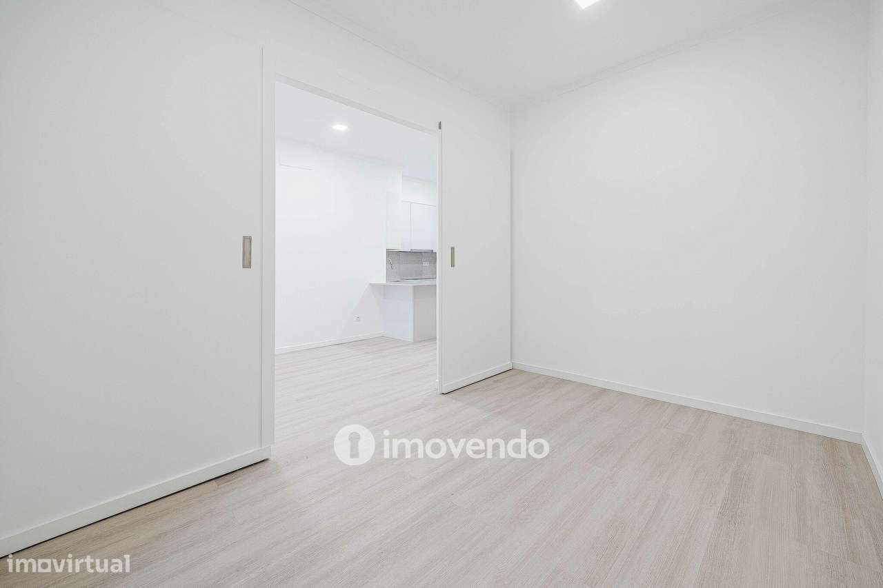 Apartamento T2 totalmente rremodelado, com cozinha equipada, em Algés - Grande imagem: 5/37