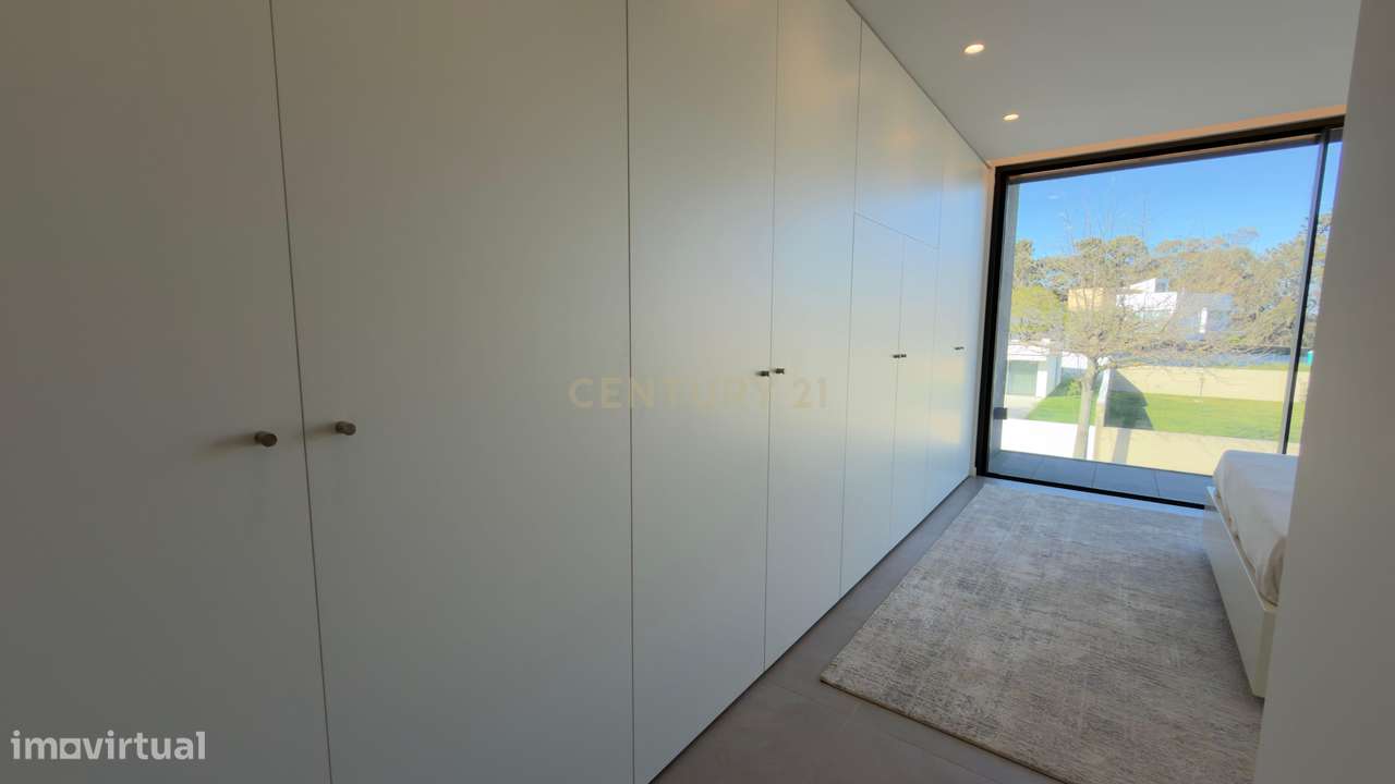 Moradia Contemporânea de Luxo em Azurara | Elegância, Privacidade e Di-35