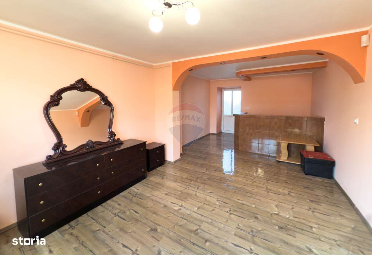 Casă / Vilă cu 8 camere de vânzare în zonă centrală - Urlati-1