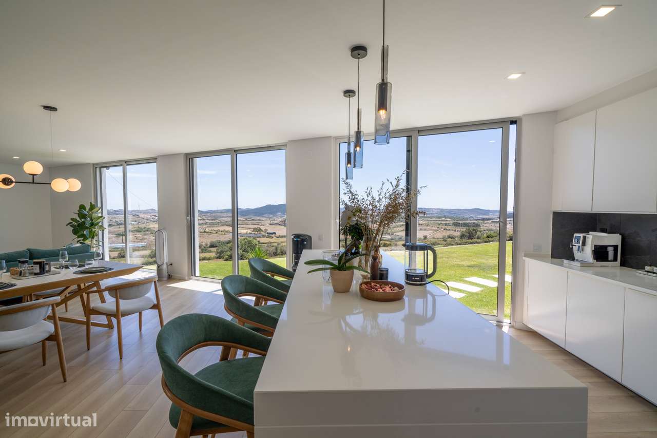 Moradia independente à venda na Estrada Velha da Avessada, 2665-39