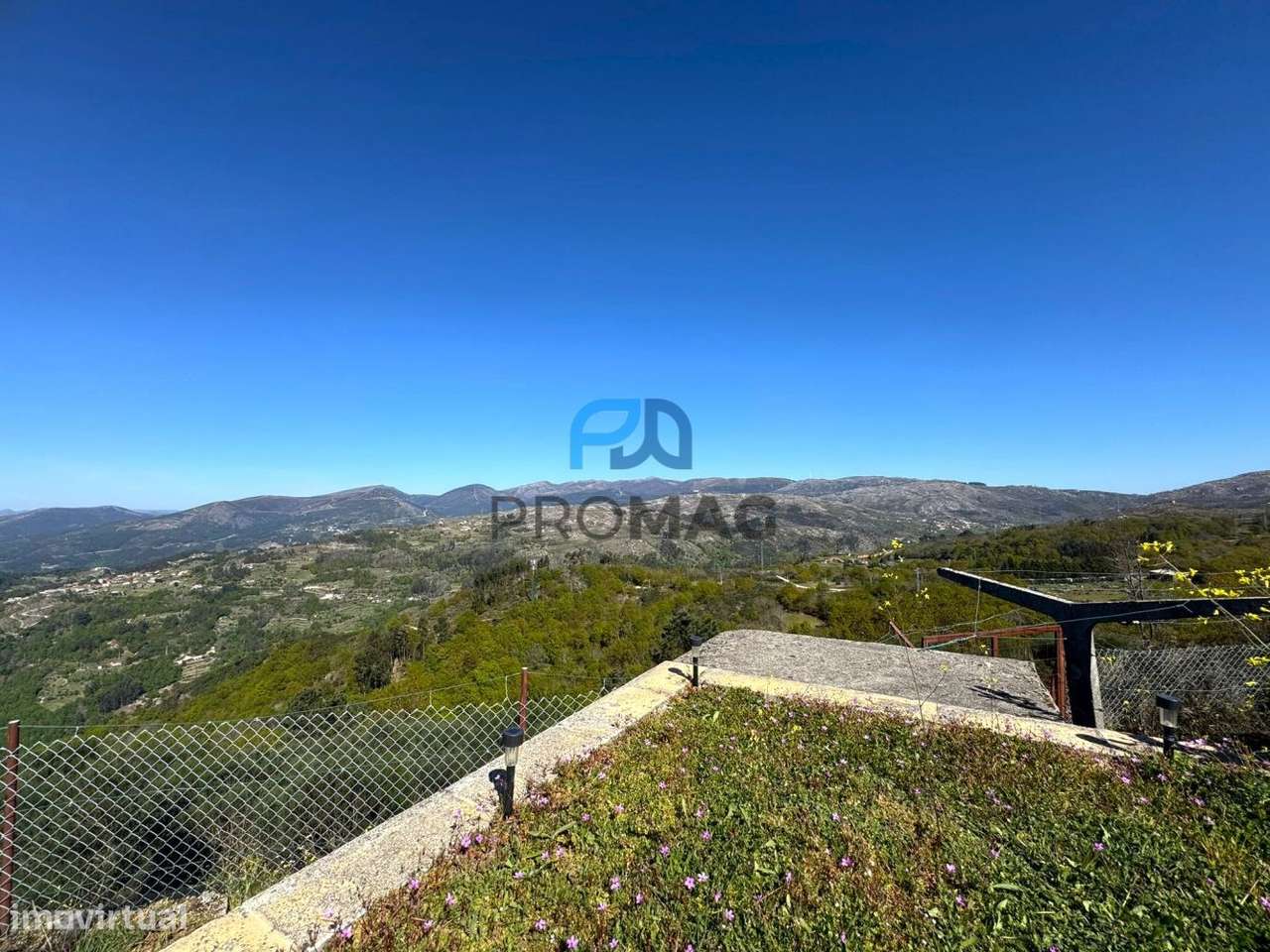 Moradia com excelente área, piscina e plena privacidade-9