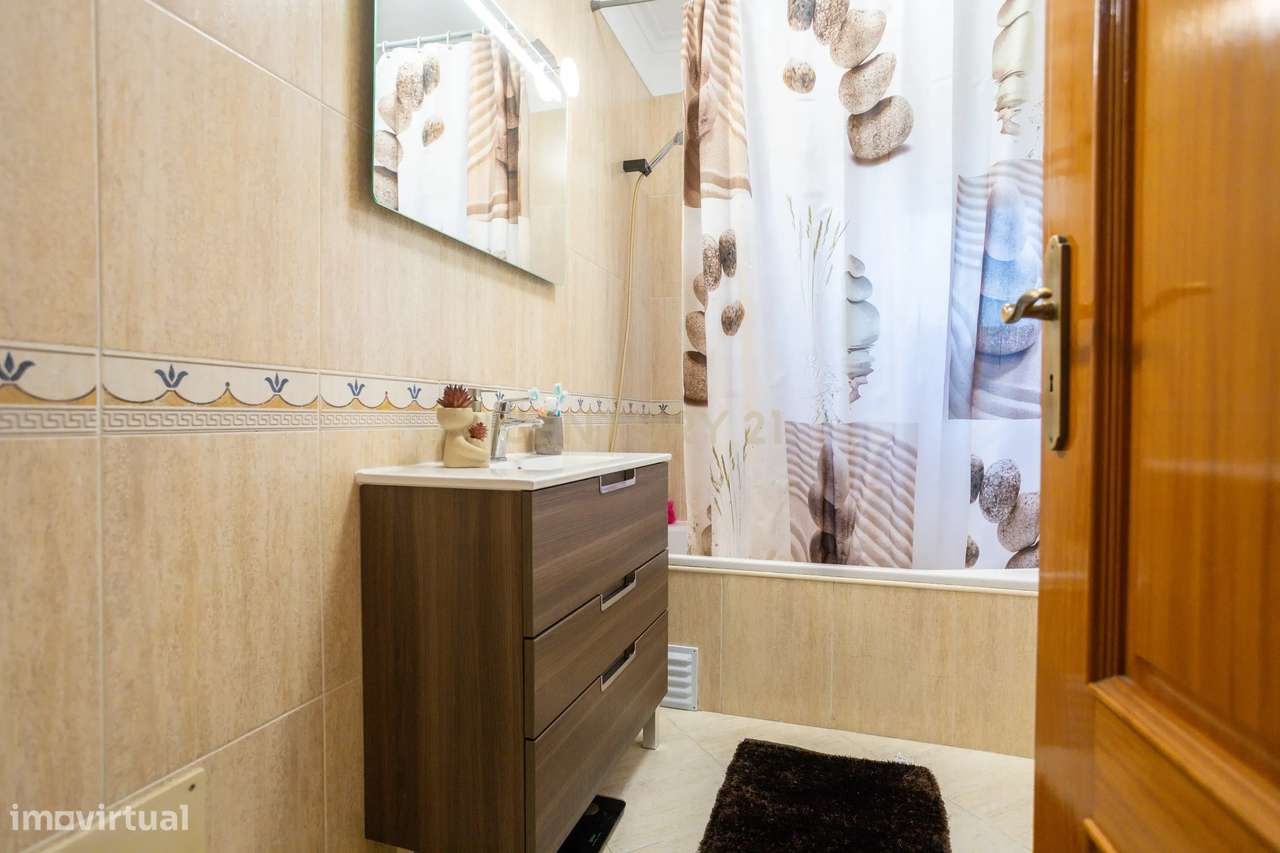 T2 com 2 casas de banho e ampla varanda-22