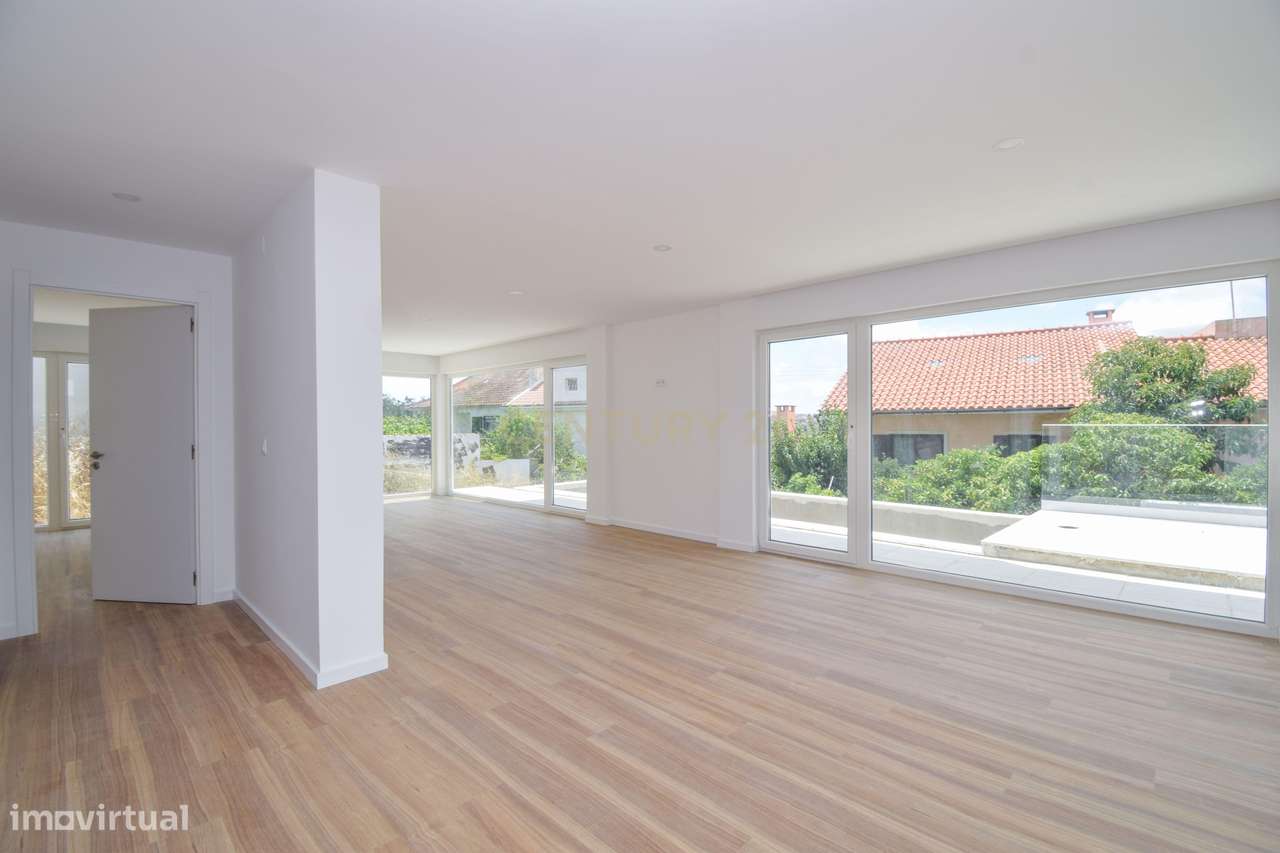 Moradia T4 de Arquitetura Moderna e Sustentável em Famões - Casal do R-37