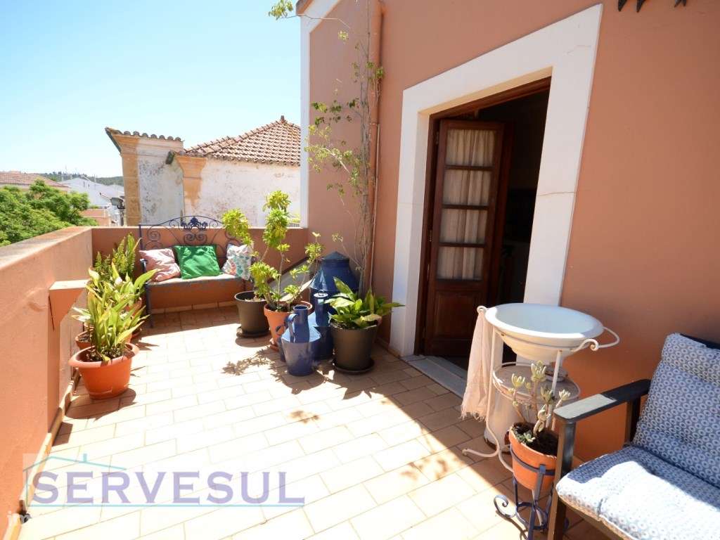 Excelente Oportunidade de Investimento! 1º Andar Duplex de uma Casa...-29