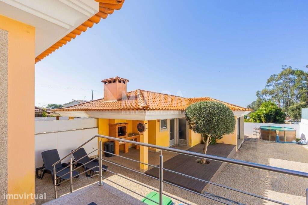 Excelente moradia geminada T4 em Santa Maria da Feira-37