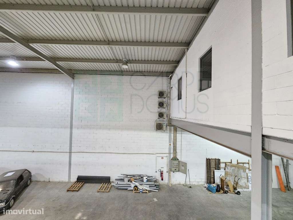 Amplo Armazém com escritórios na Nacional 10, Alverca do Ribatejo-7