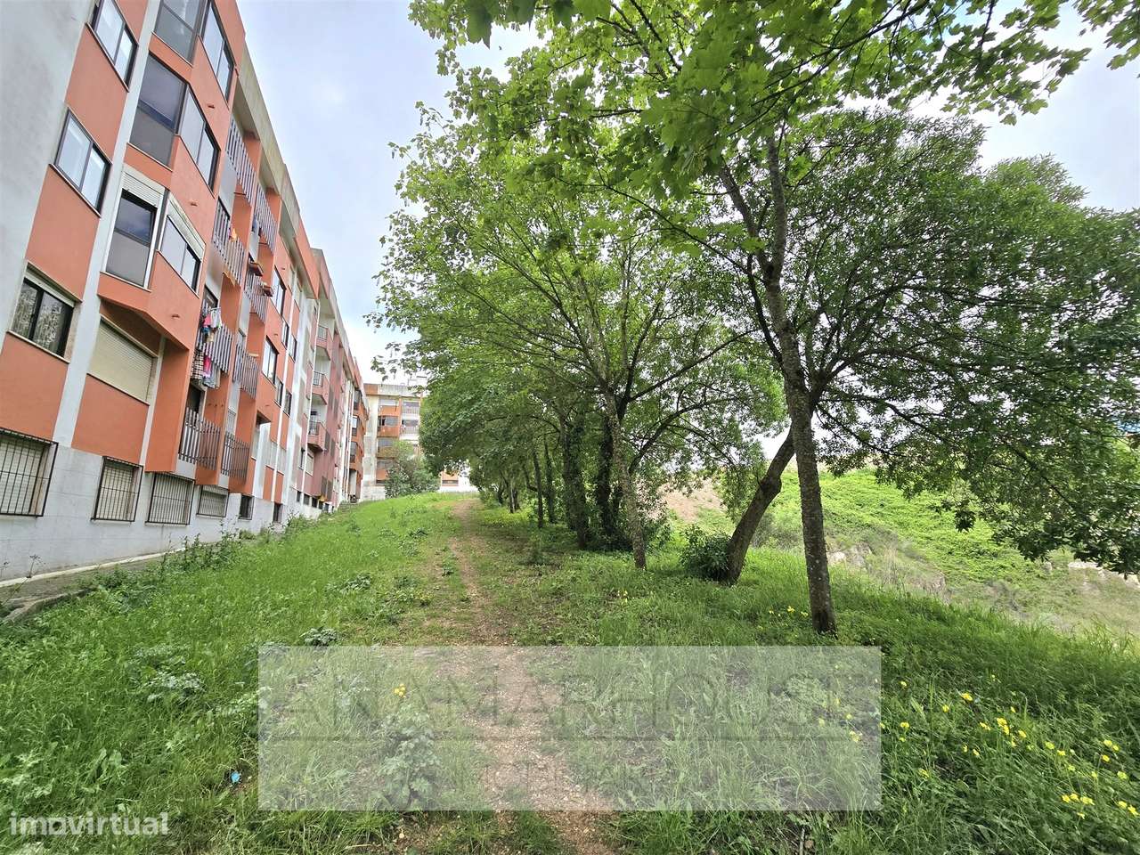 T2 Remodelado com Box para 2 Carros | Open Space 37m² | Vista Verde |-28