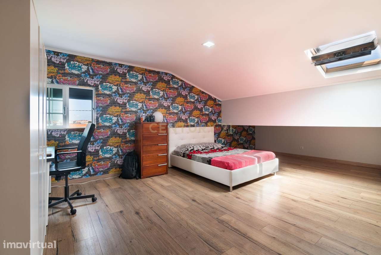 Moradia T4 com piscina e garagem junto às Colinas do Cruzeiro-30