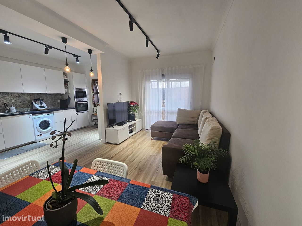 Apartamento T2+1 Totalmente Remodelado com Lugar de Garagem na Rua da