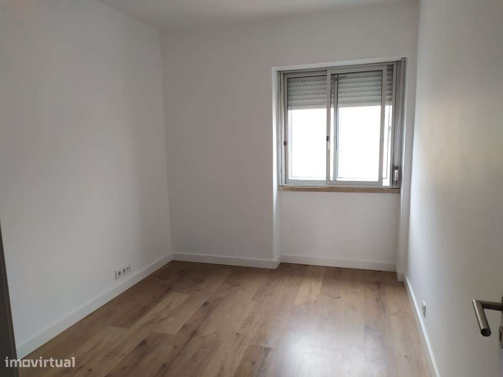 T2 remodelado e semiequipado na Amadora-10