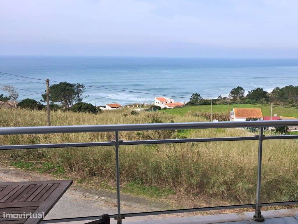 Moradia V2+1 em banda com vista frontal sobre o oceano e as icónica...-12