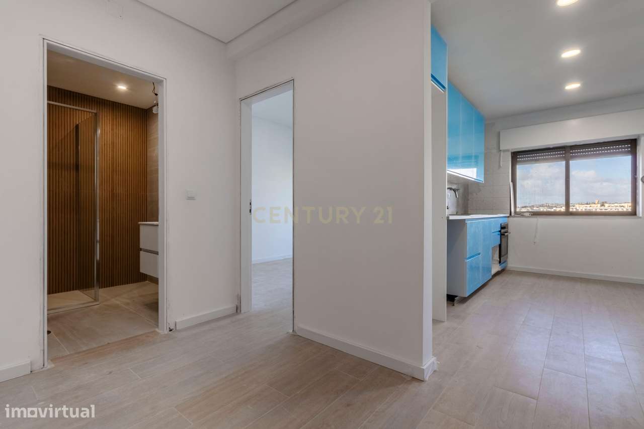 Apartamento T1 totalmente remodelado com 2 varandas,  Prédio com eleva-14