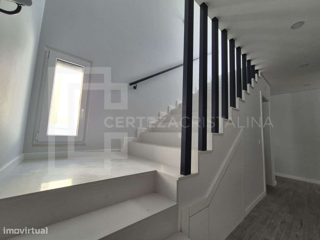 MORADIA CONTEMPORÂNEA COM PISCINA PRIVADA E GARAGEM-10