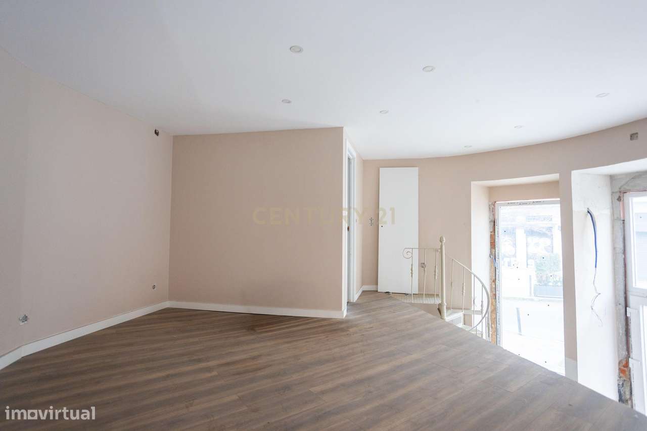 Charme e Visibilidade na Icónica Loja Cor-de-Rosa de Esquina-5