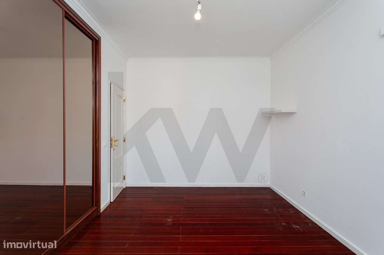 Moradia Isolada | 5 Quartos, Jardim, Garagem para 4 Carros-46