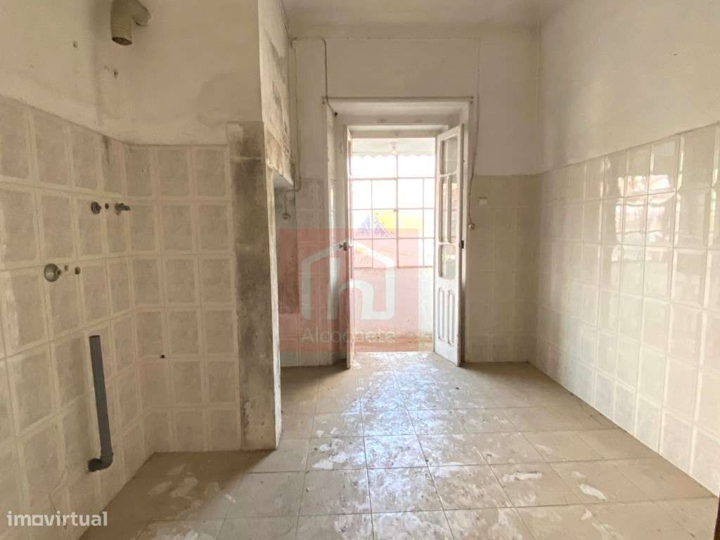 Prédio de 2 pisos para recuperar com logradouro no centro do Montijo-21