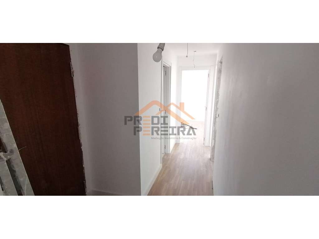 Apartamento T3 totalmente remodelado - Santo António dos Cavaleiros...-13