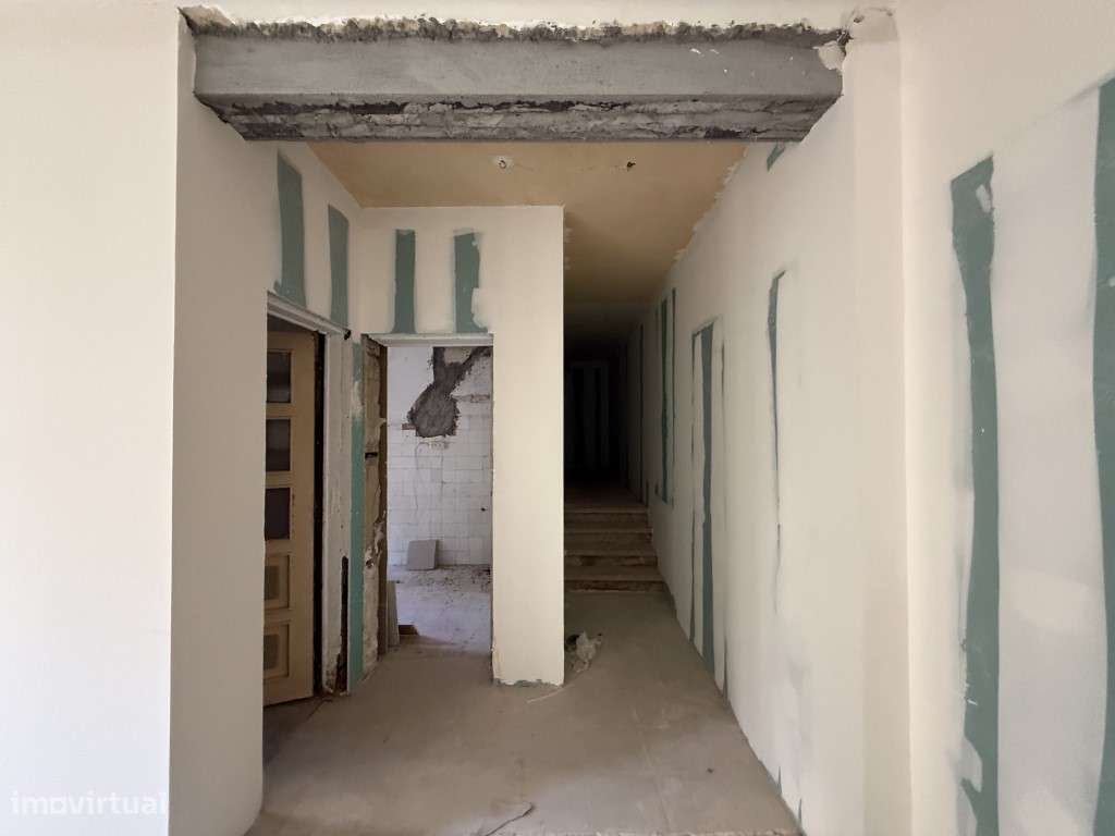 Apartamento para recuperar junto ás Amoreiras-7