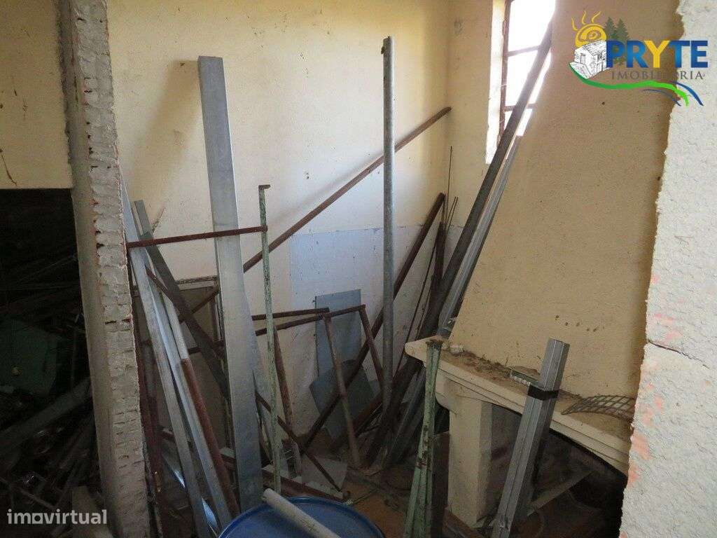 Pequena casa para terminar situada perto da Vila de Sobreira Formosa - Grande imagem: 4/18