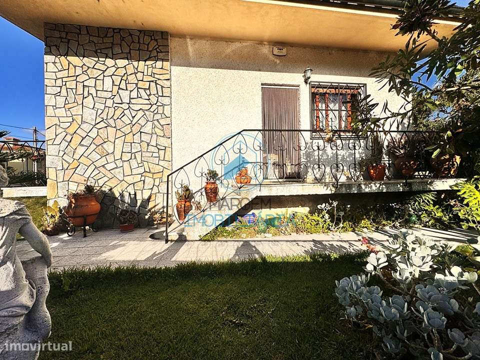 Moradia T3 com jardim e terreno | Lousado-26