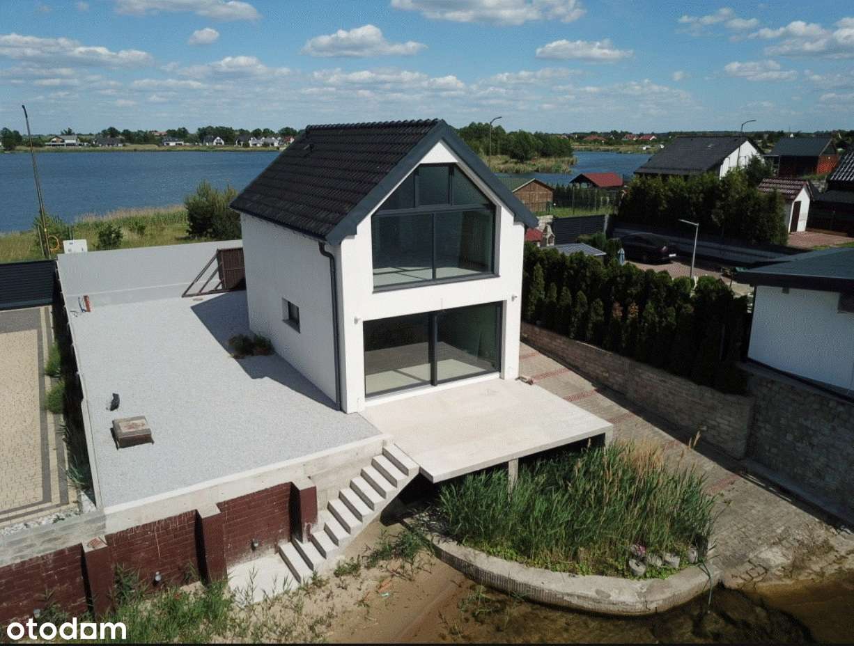 Domek całoroczny nad jeziorem z własną plażą i pomostem.