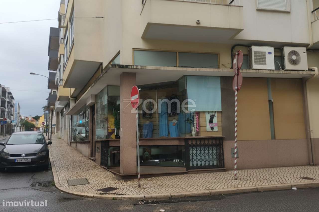 Loja com grandes montras junto ao Mercado de Algés - Grande imagem: 2/32