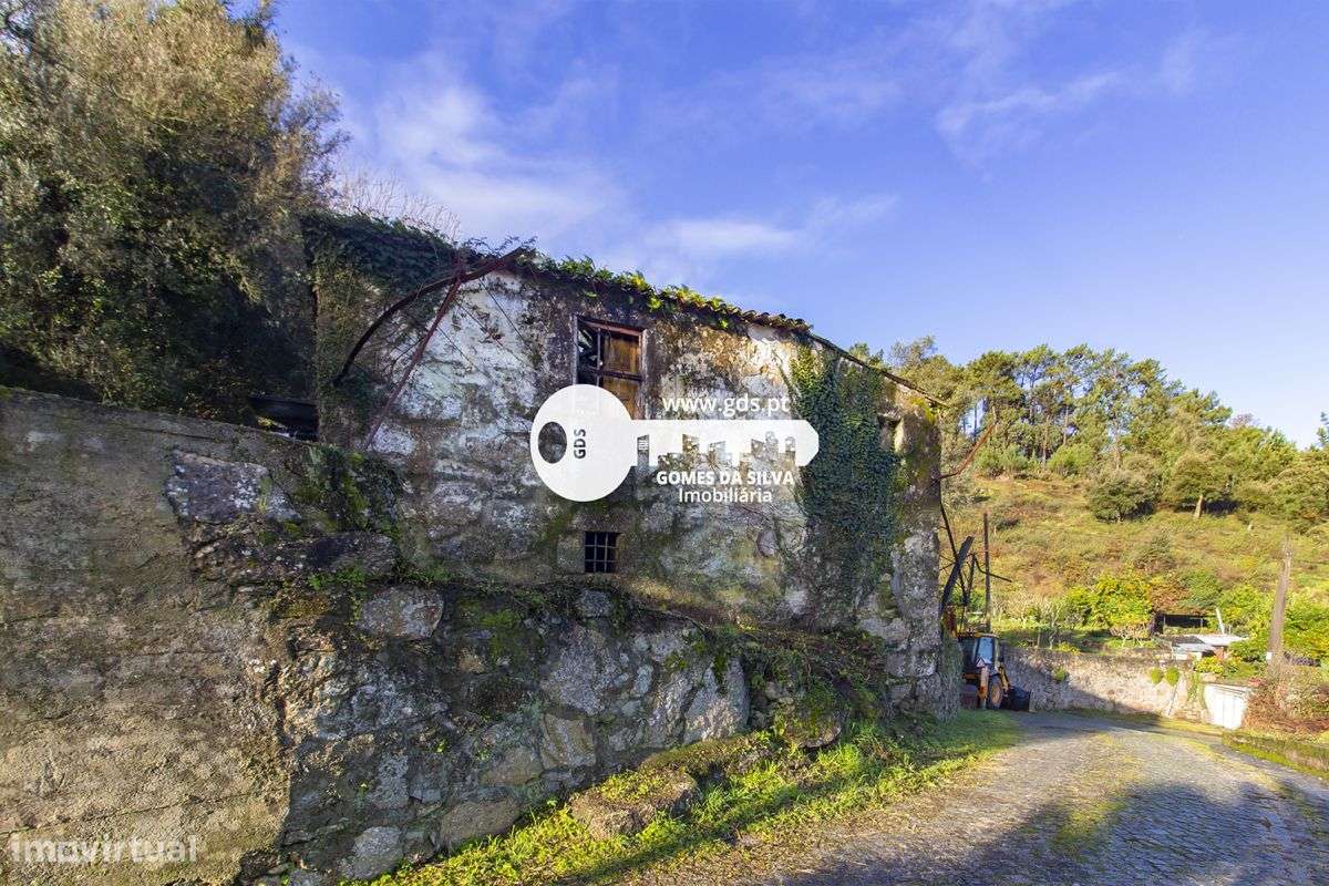 Duas moradias para recuperar com terreno de 1240m2 - Grande imagem: 2/21