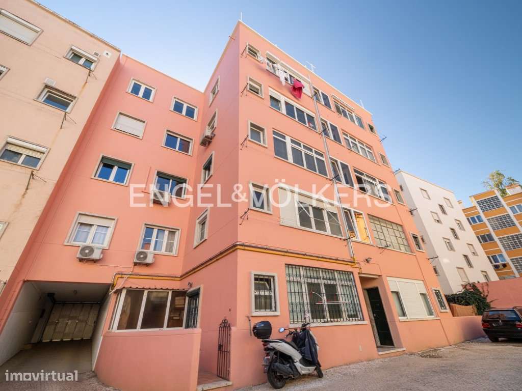 Apartamento para remodelação com estacionamento no Areeiro-23