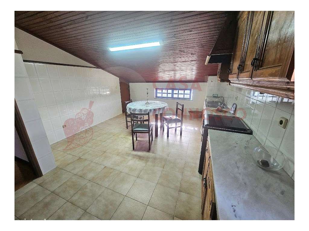 Moradia T3+T2 com garagem e jardim.-26