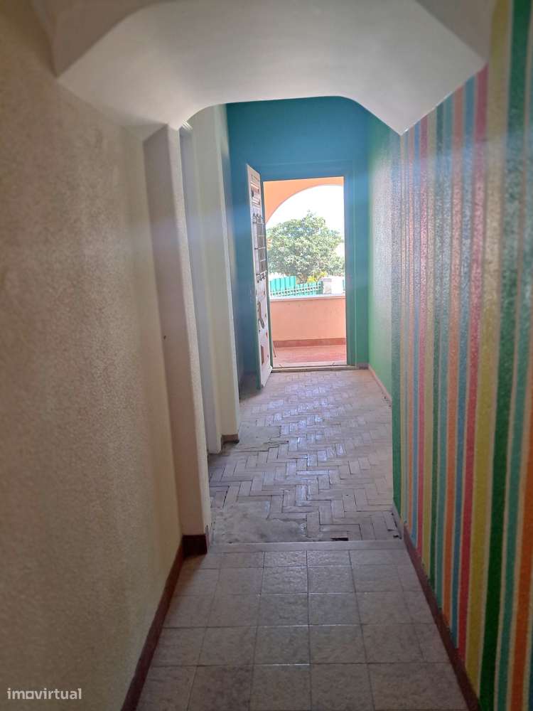 2 MORADIAS Independentes T6 e T1 com , Garagem, Jardim, Terreno ,Adega-5