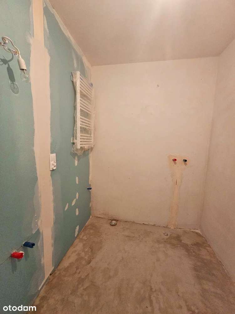 Kawalerka na wysokim parterze w niskim bloku. Duży balkon.-6