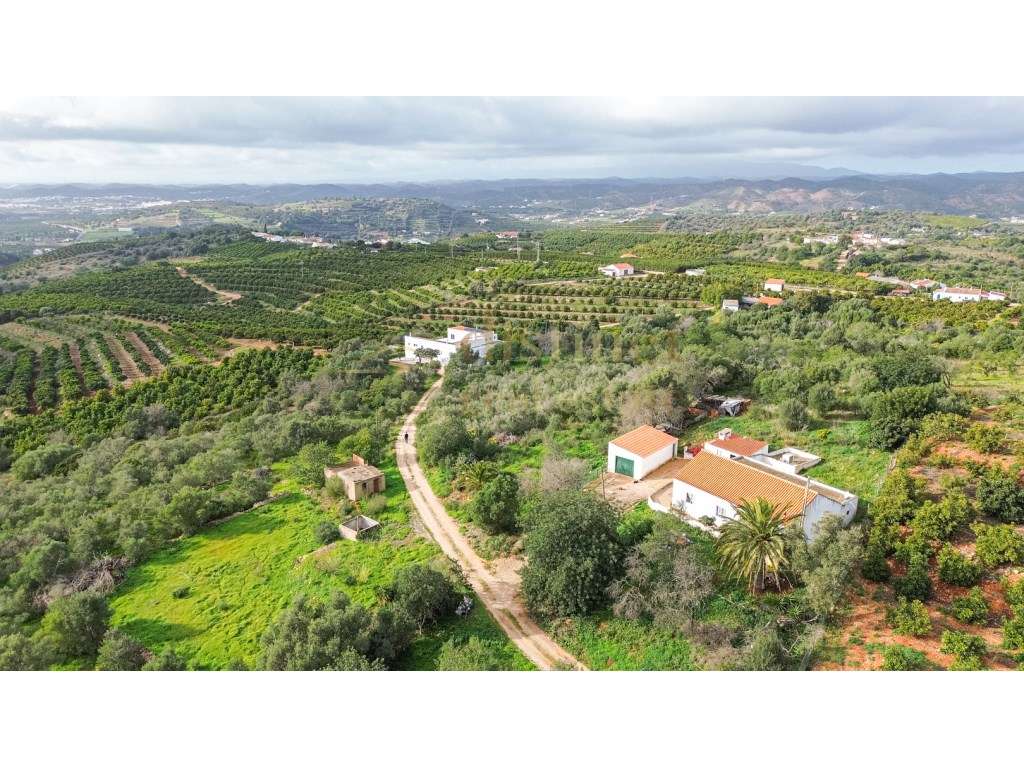 Casa de campo térrea com a necessidade de algumas obras num terreno...-7
