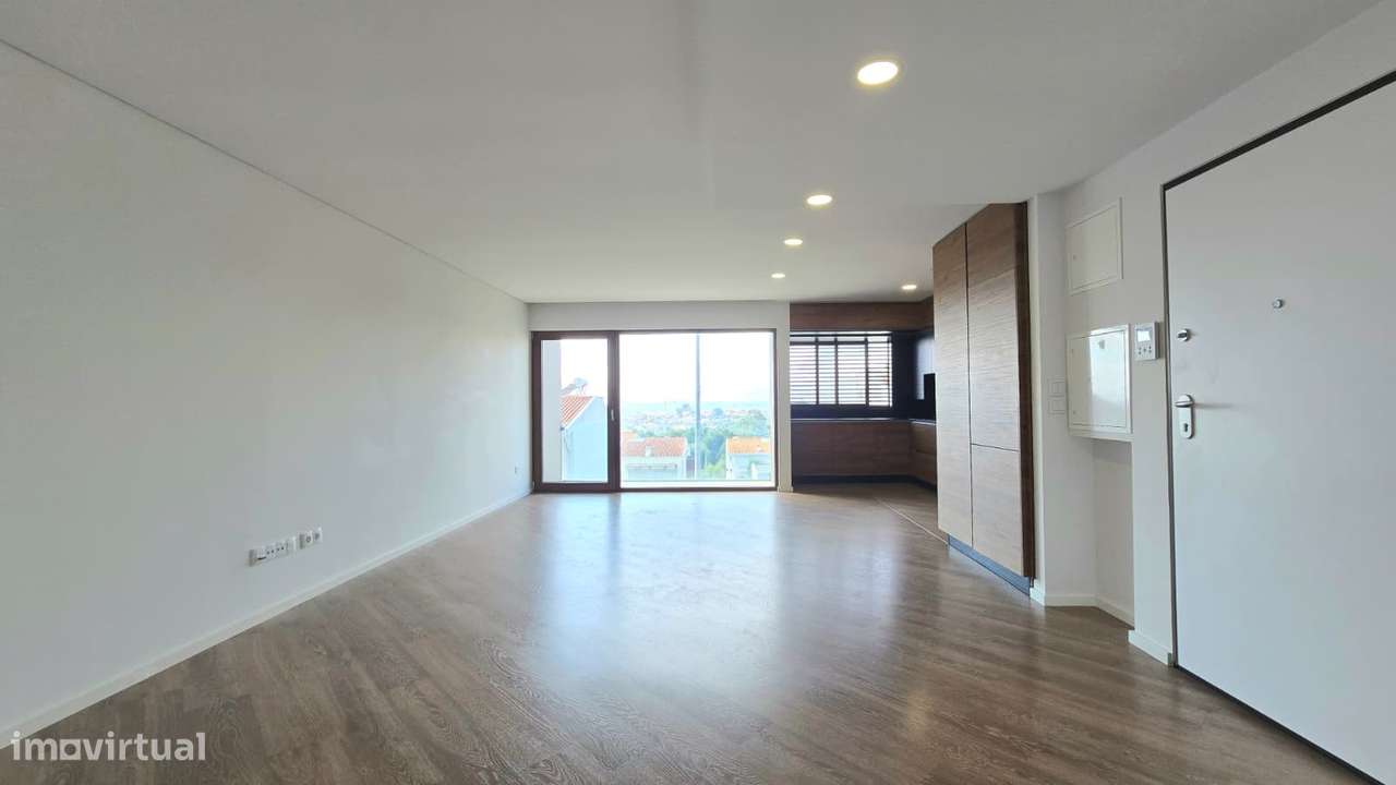 T2 semi-novo c/ varanda e box fechada - Baguim do Monte-8