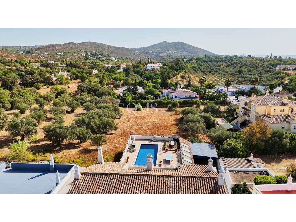 Duplex contemporâneo de três níveis em Santa Bárbara de Nexe, Algarve-11