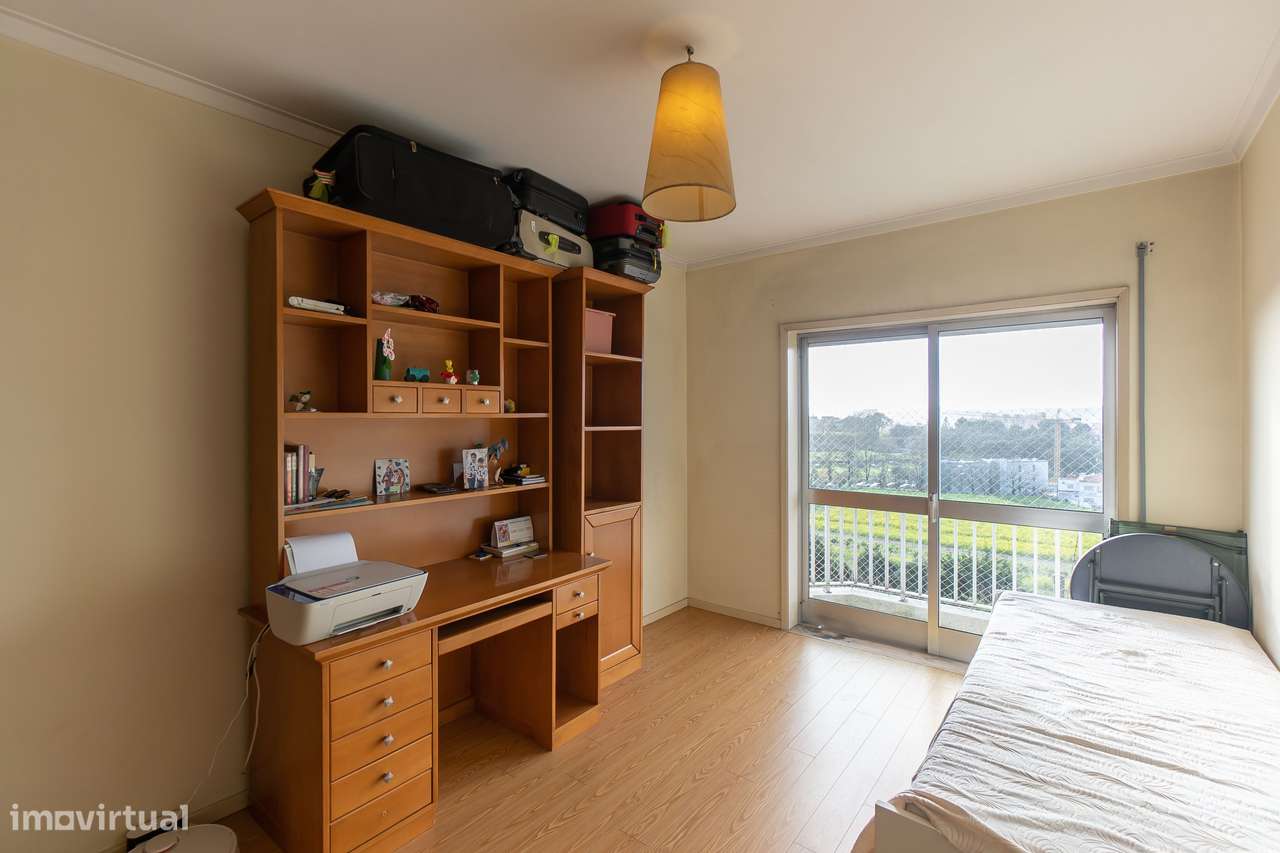 T3 com Varanda + Garagem | A 600m do Metro da Venda Nova-14