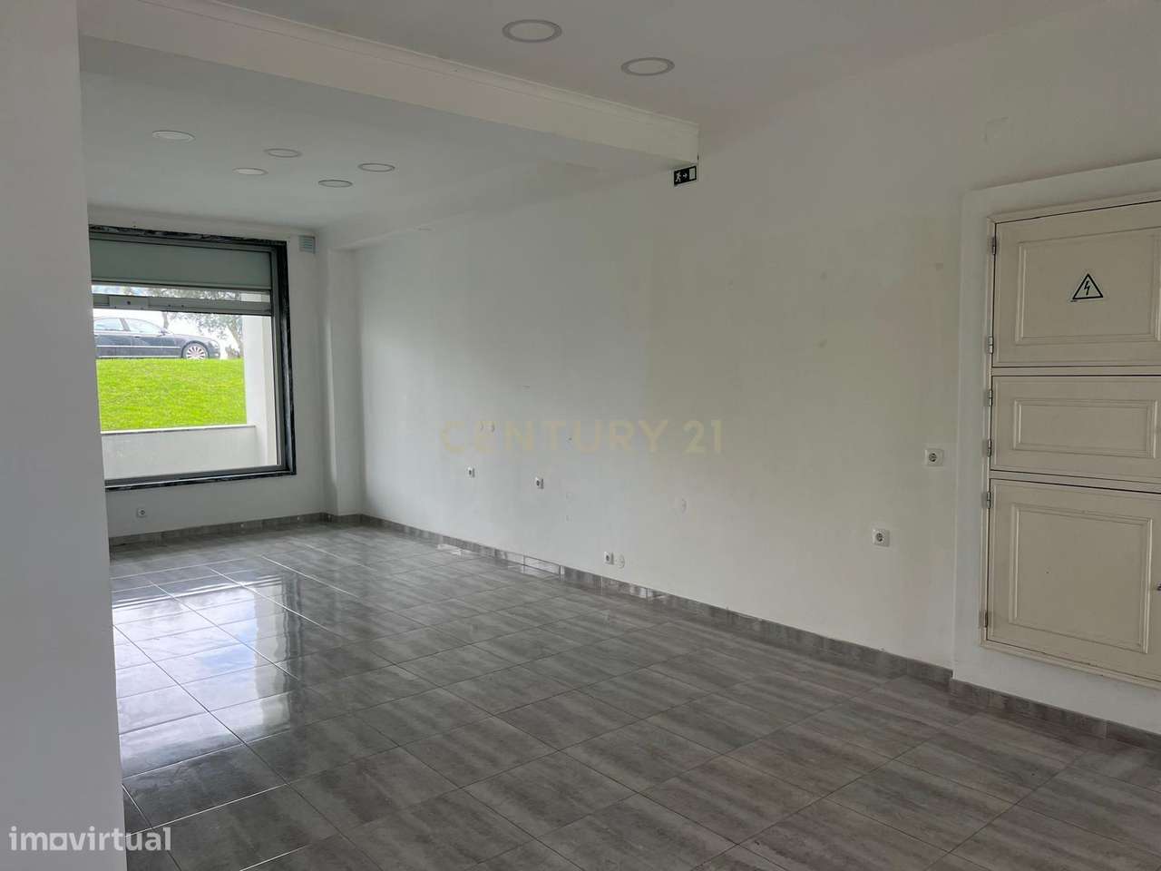 Loja para venda em Porto Salvo com varanda-13