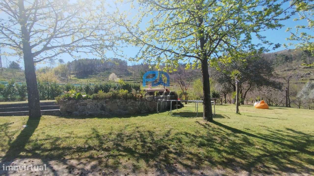 Quinta com 3 artigos urbanos, piscina e 9,4 ha em Resende-7