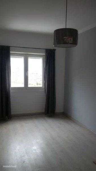 Rent / Arrendo apartamento com 2 quartos na Pontinha próximo do metro - Grande imagem: 4/10