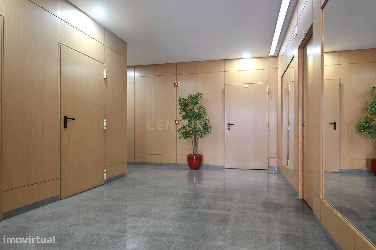 Elegante T2 com 2 Amplos Terraços e parqueamento  para Carro Elétrico-25