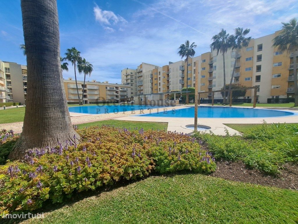 Apartamento T3 com garagem e piscina a 350 metros da Prai...