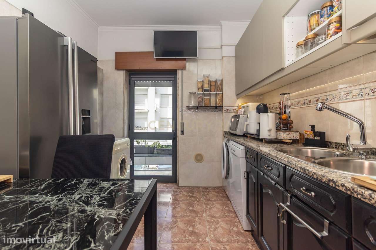 Magnifico T2, no Laranjeiro, perto do Alfeite, construção de 2002, pré-16