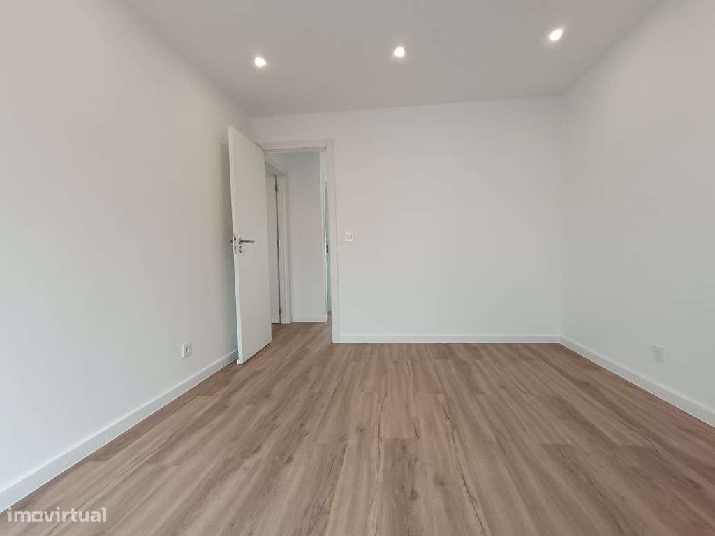 Apartamento T2 Renovado no centro de Camarate, Loures-20