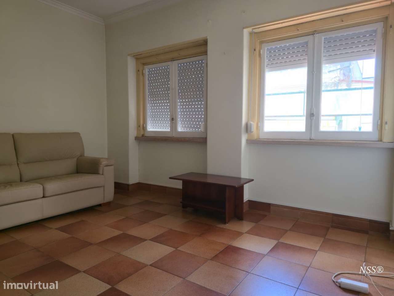 Apartamento T2 com quintal e anexo na Amadora-5