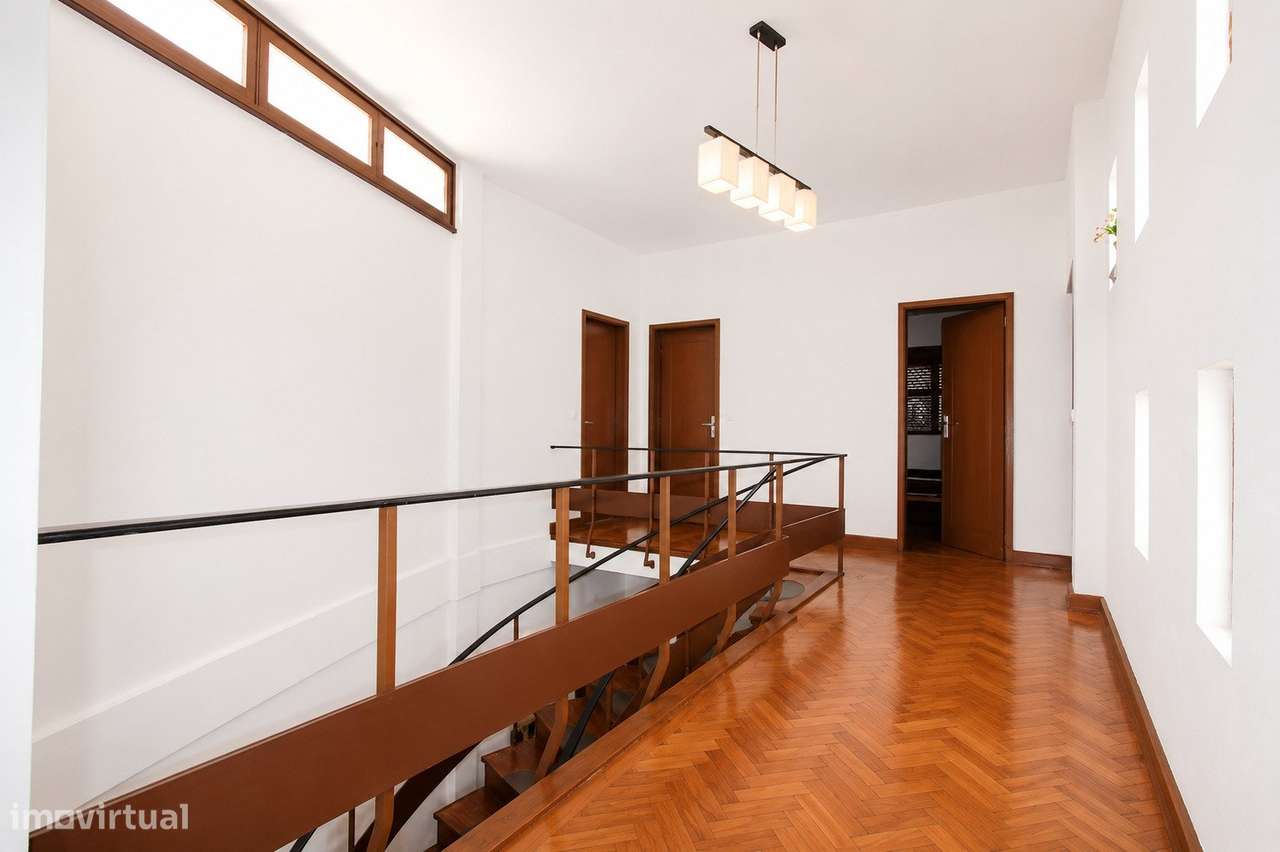 Moradia de Prestígio com T1 Independente, Terraço Panorâmico e Exce...-8